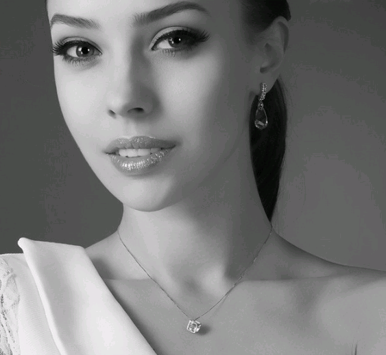 Diamond-Studded Cube Pendant Necklace for Women